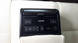 Lexus ES 300h Omotenashi KR3KX56 w zakupie za gotówkę