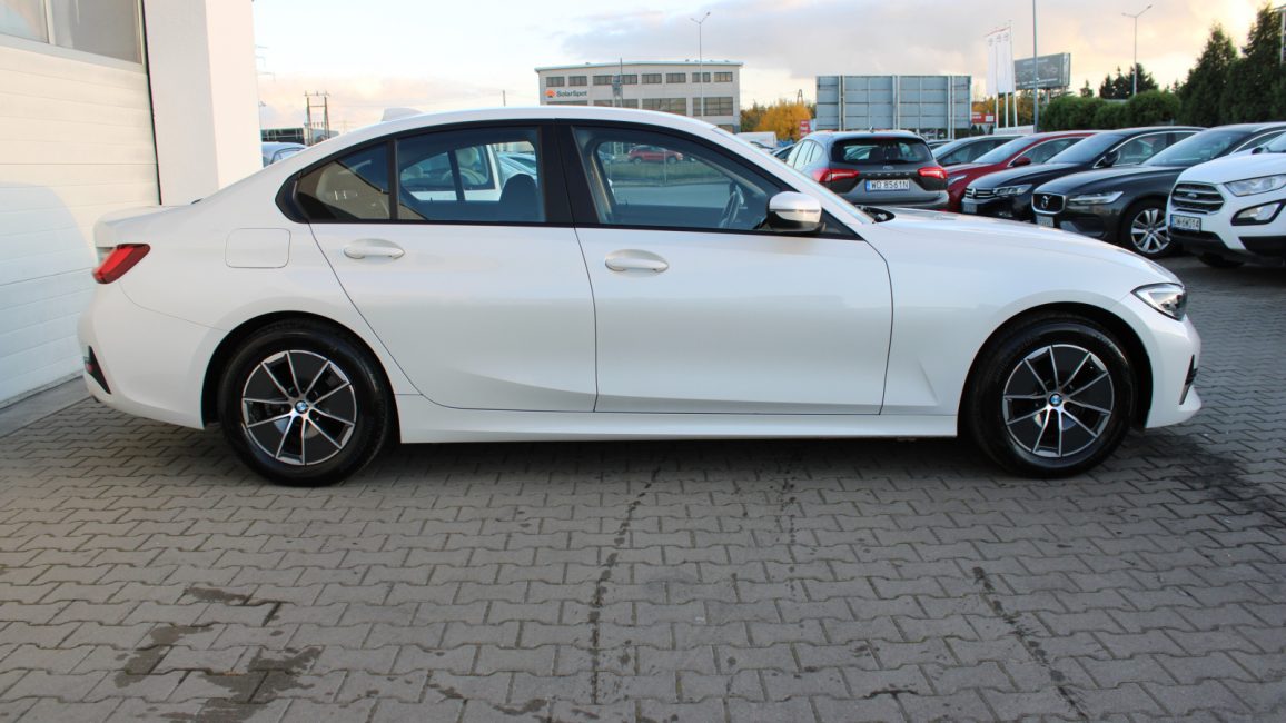 BMW 318i Advantage aut WX3919E w leasingu dla firm