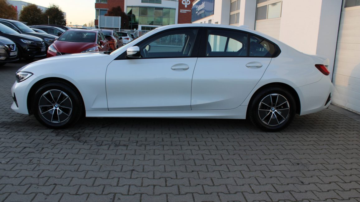 BMW 318i Advantage aut WX3919E w leasingu dla firm