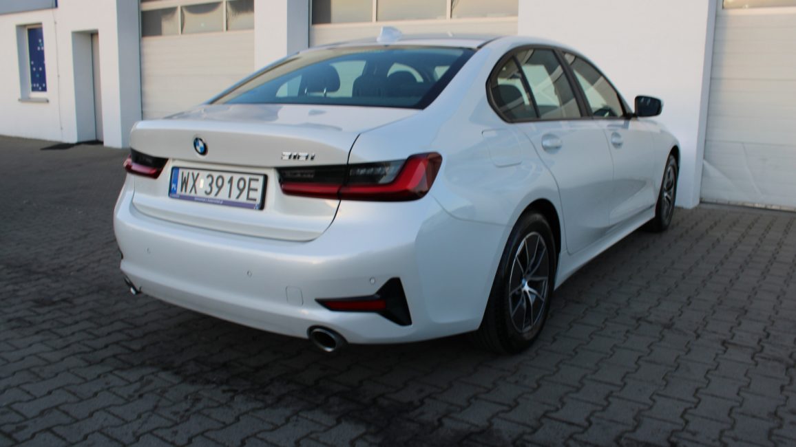 BMW 318i Advantage aut WX3919E w leasingu dla firm