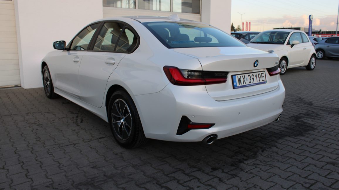 BMW 318i Advantage aut WX3919E w leasingu dla firm